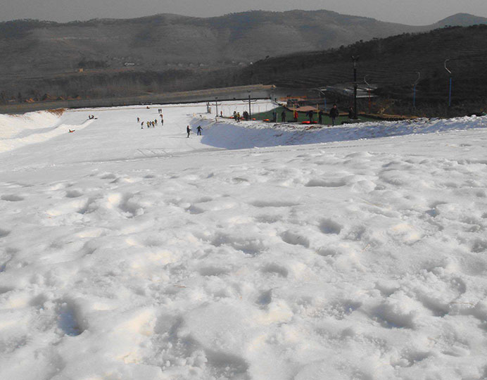 洛阳山西景区滑雪场造雪机造雪现场